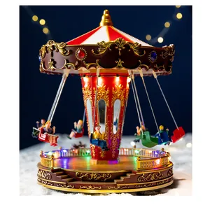 Detail van versierde kerstcarrousel muziekdoos met LED-verlichting en zweefmolen