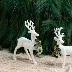Eleganti figurine di renne bianche con fiocchi verdi per splendide decorazioni di Natale
