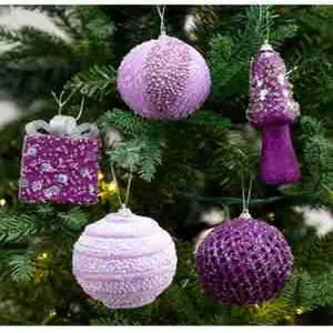 Gedetailleerd overzicht van paarse glitter kerstversieringen aan een feestelijke boom