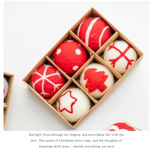Primer plano de bolas de Navidad de fieltro de lana hechas a mano en caja de regalo