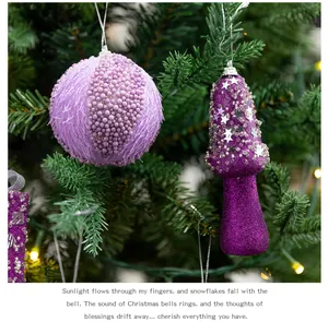Gedetailleerd overzicht van paarse kralen schuimbal en glitter paddenstoel kerstversiering.