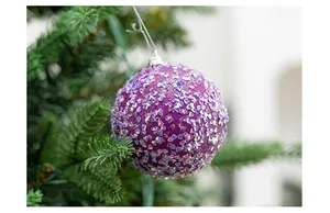 Gedetailleerde macro-opname van een paarse kerstbal van 8 cm met glinsterende lovertjes