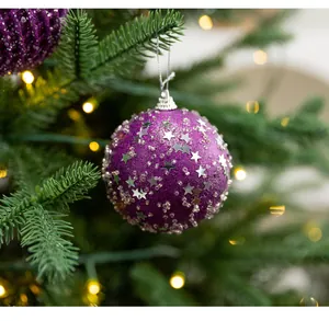 Gedetailleerde close-up van een paarse schuim kerstbal met fonkelende zilveren sterren