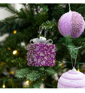 Detailweergave van paarse glitter cadeauverpakking en getextureerde kerstballen