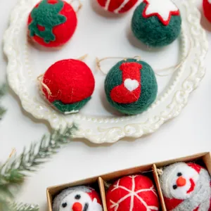 Conjunto de bolas navideñas de fieltro hechas a mano con motivos de muñecos de nieve