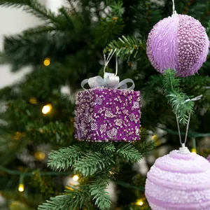 Elegante paarse glitter geschenkdoos en kralen schuimbal kerstboom hangende decor