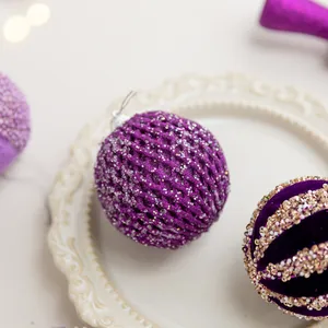 Elegante 8 cm paarse glitter kerstbal ornament op een decoratief wit keramisch bord