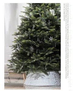 Détail d'un cache-pied de sapin de Noël blanc en osier tressé à la main