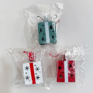Lot de trois mini ornements de boîte cadeau de Noël en métal avec motifs évidés