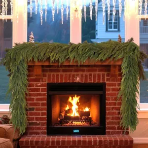 Guirlande réaliste de pin de Norfolk drapée sur une cheminée pour Noël