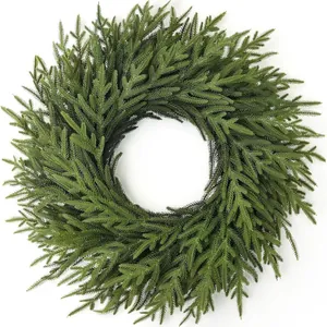 Vue détaillée d'une couronne de Noël en pin de Norfolk avec des aiguilles en PE.