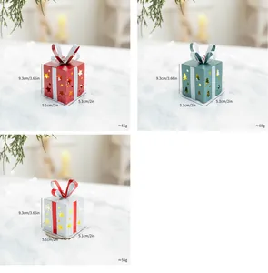 Lot de trois mini pendentifs en forme de boîte cadeau de Noël avec dimensions.