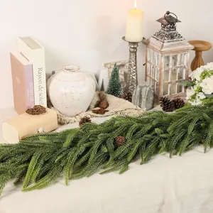 Vue détaillée d'une guirlande de pin de Norfolk artificielle pour décor de table.