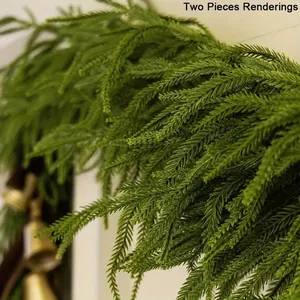 Primo piano di ghirlanda di pino Norfolk artificiale con aghi dalla consistenza naturale.