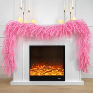 Elegante ghirlanda di pino Norfolk rosa vibrante su un camino festivo bianco decorativo