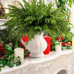 Branche de pin de Norfolk artificielle à 13 branches dans un vase blanc pour Noël.