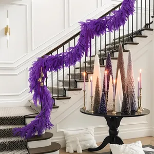 Ghirlanda di pino Norfolk viola su scala per un'elegante decorazione natalizia.