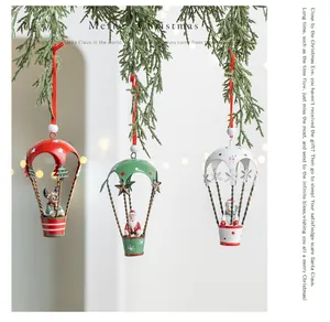 Set di tre ornamenti natalizi in metallo: Babbo Natale, pupazzo di neve e renna.