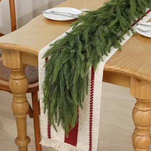 Vue détaillée d'une guirlande de pin de Norfolk sur un chemin de table de fête