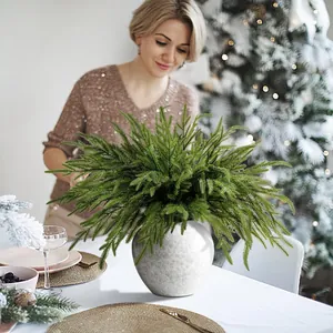 Pin de Norfolk à 13 branches dans un vase blanc pour centre de table festif