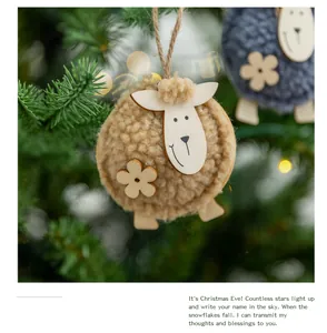 Primer plano de un tierno adorno de oveja de fieltro colgado en un árbol de Navidad