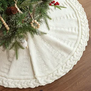 Gros plan sur la texture tricotée torsadée d'une jupe de sapin de Noël blanche élégante