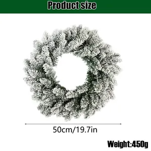 Detalle de corona navideña de cedro nevado de 50cm con especificación de peso de 450g