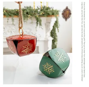 Cloches de Noël en métal vintage avec flocon de neige près d'une cheminée festive