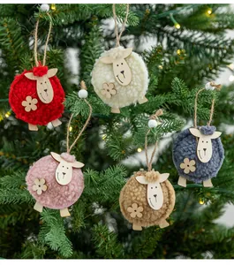 Adornos de ovejas de fieltro de lana de colores colgados en un árbol de Navidad iluminado