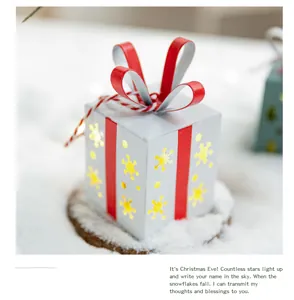 Détail d'une décoration de boîte cadeau de Noël lumineuse dans un décor de neige