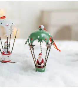 Primo piano di un Babbo Natale paracadutista in ferro verde su neve bianca festiva