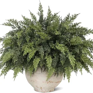 Realistische kunstmatige ceder in een vintage witte pot met textuur voor kerstdecoratie