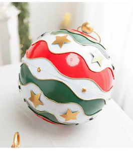 Détail de boule de Noël en métal vintage avec vagues rouges vertes blanches et étoiles