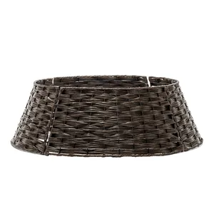 Base de collier de sapin de Noël marron foncé tressée à la main pour une décoration élégante.