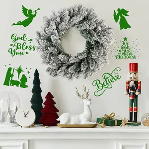 Vista de cerca de una corona de Navidad nevada con calcomanías de pared festivas verdes.