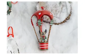Decorazione natalizia dettagliata in metallo con renna carina in mongolfiera sulla neve