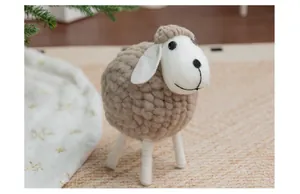 Dettaglio di una pecora in feltro di lana fatta a mano per decorazioni domestiche.