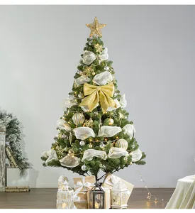 Luxuriöser, dichter PVC-Weihnachtsbaum mit goldenen Schleifen und Lichtern dekoriert