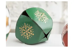 Gros plan détaillé d'une cloche de Noël vintage en métal vert avec flocons de neige dorés