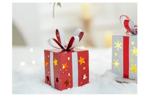 Décorations de boîte cadeau en métal rouge et argent brillant sur fond de neige