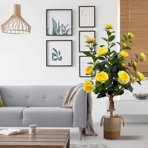 Árbol de camelia amarilla artificial realista en una cesta tejida para decoración