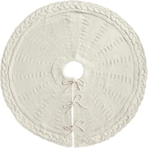 Détail d'un tapis de pied de sapin de Noël blanc en maille torsadée avec de jolis nœuds