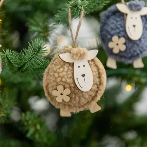 Adornos navideños adorables de fieltro y madera con forma de oveja para árbol