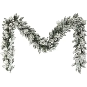 Guirnalda de Navidad de pino flocado nevado realista para decoración de escaleras y puertas