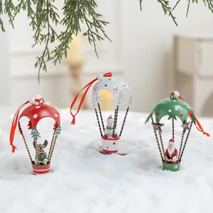 Set di tre decorazioni natalizie in ferro a paracadute con Babbo Natale, pupazzo e renna