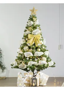 Luxuriöser PVC-Weihnachtsbaum, dekoriert mit goldenen Ornamenten und warmen LED-Lichtern