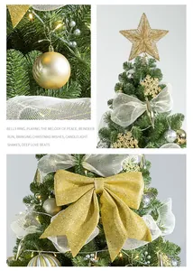 Makrodetail eines luxuriösen Weihnachtsbaums mit goldener Sternspitze und Glitzerschleifen