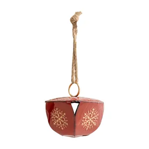 Ornement cloche en métal rouge vintage avec flocons d'or et corde de jute.