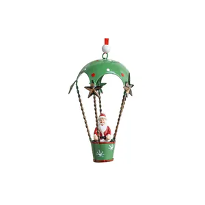 Elegante ornamento natalizio in metallo con Babbo Natale in mongolfiera per albero
