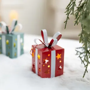 Petit coffret cadeau de Noël lumineux en fer avec de jolis motifs d'étoiles ajourées